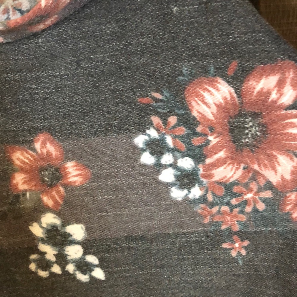 ❤️❗️Last 2! S-M Striped Floral cut out sleeve top - Picture 5 of 5